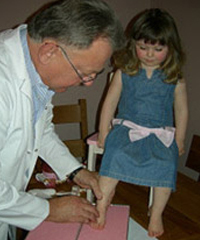 Children's custom-made orthotic measurement